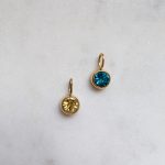 Kerek cirkóniaköves medál (több színben)