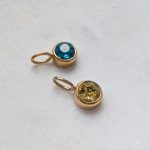 Kerek cirkóniaköves medál (több színben)