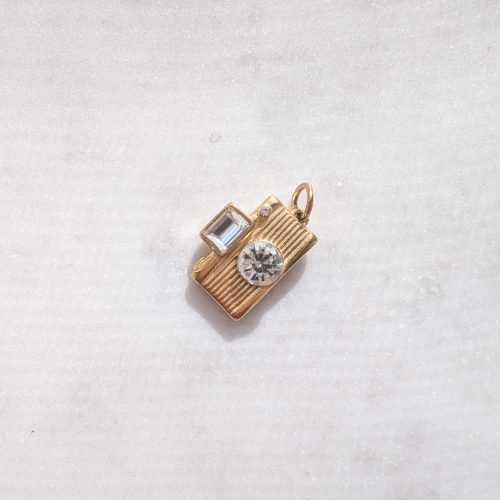 Camera medál cirkóniakővel