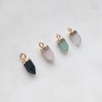 Hosszúkás ásvány medál (arany színű foglalattal)