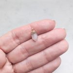 Hosszúkás ásvány medál (arany színű foglalattal)