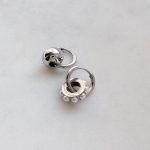 Gyöngyös fém karika charm