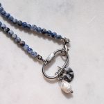 Karabineres gyöngy nyaklánc (ásványból)