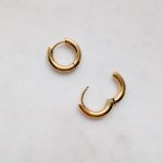 Karika csatos fülbevaló 15 mm (arany színű nemesacél)