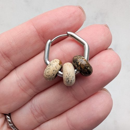 Hatszög fülbevaló bézs ásványokkal