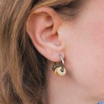 Hatszög fülbevaló bézs ásványokkal