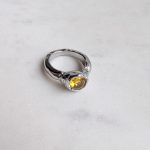 Rusztikus gyűrű sárga kővel (nemesacélból)