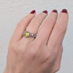 Rusztikus gyűrű sárga kővel (nemesacélból)