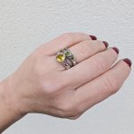 Rusztikus gyűrű sárga kővel (nemesacélból)