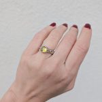 Rusztikus gyűrű sárga kővel (nemesacélból)