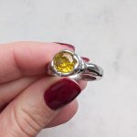 Rusztikus gyűrű sárga kővel (nemesacélból)