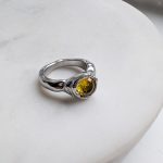 Rusztikus gyűrű sárga kővel (nemesacélból)