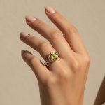 Rusztikus gyűrű sárga kővel (nemesacélból)