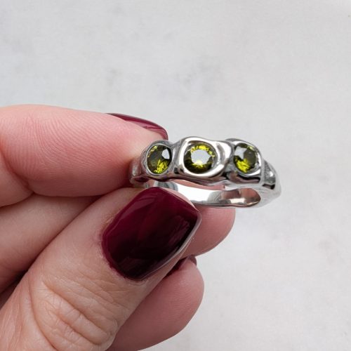 Rusztikus gyűrű zöld kövekkel (nemesacél)