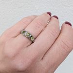 Rusztikus gyűrű zöld kövekkel (nemesacél)