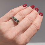 Rusztikus gyűrű zöld kövekkel (nemesacél)