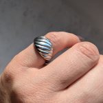 Vastag, átlós mintázatú gyűrű (ezüst szín, nemesacél)