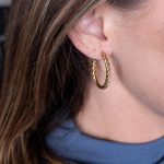 Csavart karika bedugós fülbevaló 