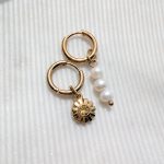 Margaret fülbevaló virággal és gyöngyökkel