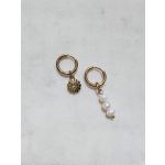 Margaret fülbevaló virággal és gyöngyökkel