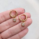 Kis négyzet alakú függős fülbevaló