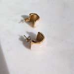 Félkör alakú elegáns fülbevaló (nemesacél és akril)