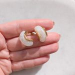 Félkör alakú elegáns fülbevaló (nemesacél és akril)