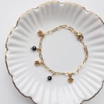 Ms. W karkötő (rózsákkal és gyöngyökkel)