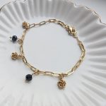 Ms. W karkötő (rózsákkal és gyöngyökkel)