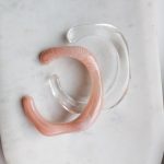 Hullámos nyitott akril karperec