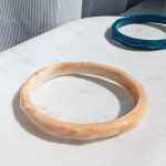 Vékony texturált akril karkötő (több színben)