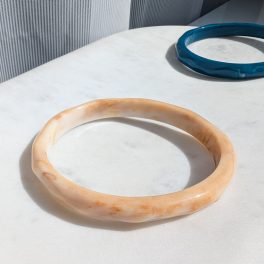 Vékony texturált akril karkötő (több színben)
