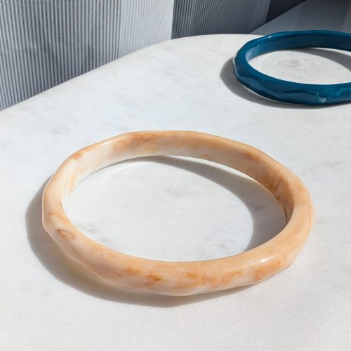 Vékony texturált akril karkötő (több színben)