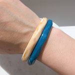 Vékony texturált akril karkötő (több színben)