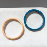 Vékony texturált akril karkötő (több színben)