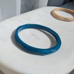 Vékony texturált akril karkötő (több színben)