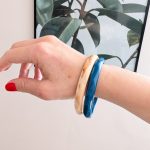 Vékony texturált akril karkötő (több színben)