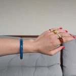 Vékony texturált akril karkötő (több színben)