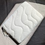 Offwhite (törtfehér) vízálló laptop tok hullámos steppeléssel