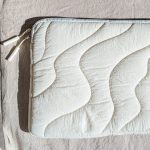 Offwhite (törtfehér) vízálló laptop tok hullámos steppeléssel