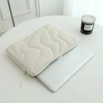 Offwhite (törtfehér) vízálló laptop tok hullámos steppeléssel