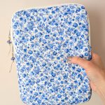Kék virágmintás steppelt tablet tok