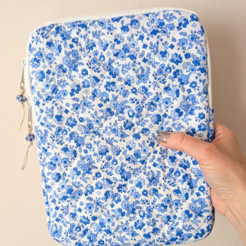 Kék virágmintás steppelt tablet tok